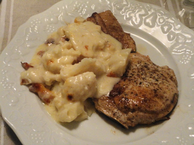 Cauliflower gratin with grilled chops from Basque pigs.
